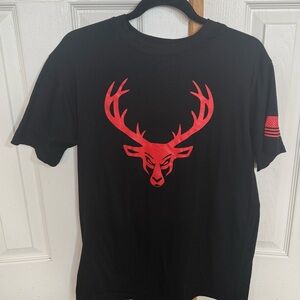 Bucked Up Deer Graphic Tee Black Red Flag Sleeve Men’s S/M